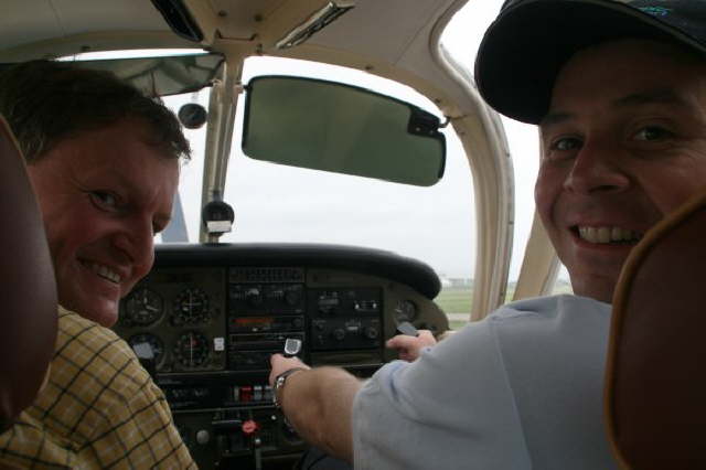 im Cockpit: Hubertus Böhm (Pilot in Command) und Bürgermeister Hans Reinwald ...